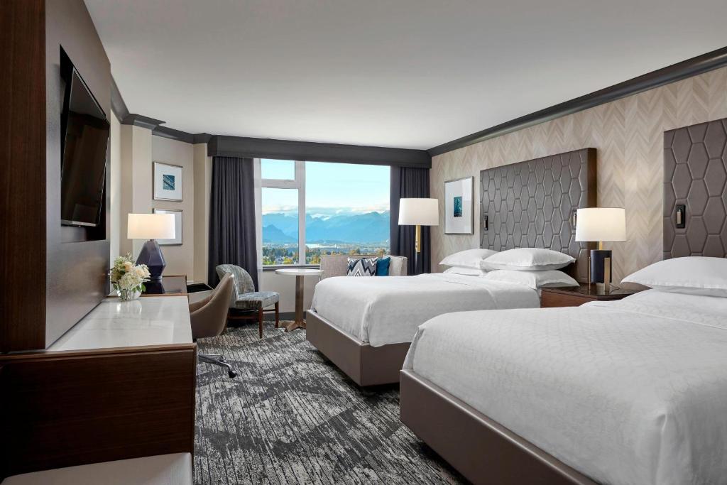 Postel nebo postele na pokoji v ubytování Sheraton Vancouver Guildford Hotel
