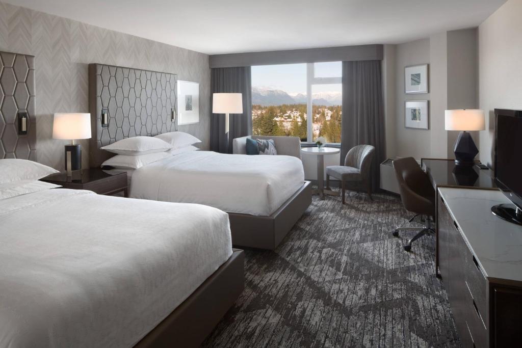 Postel nebo postele na pokoji v ubytování Sheraton Vancouver Guildford Hotel