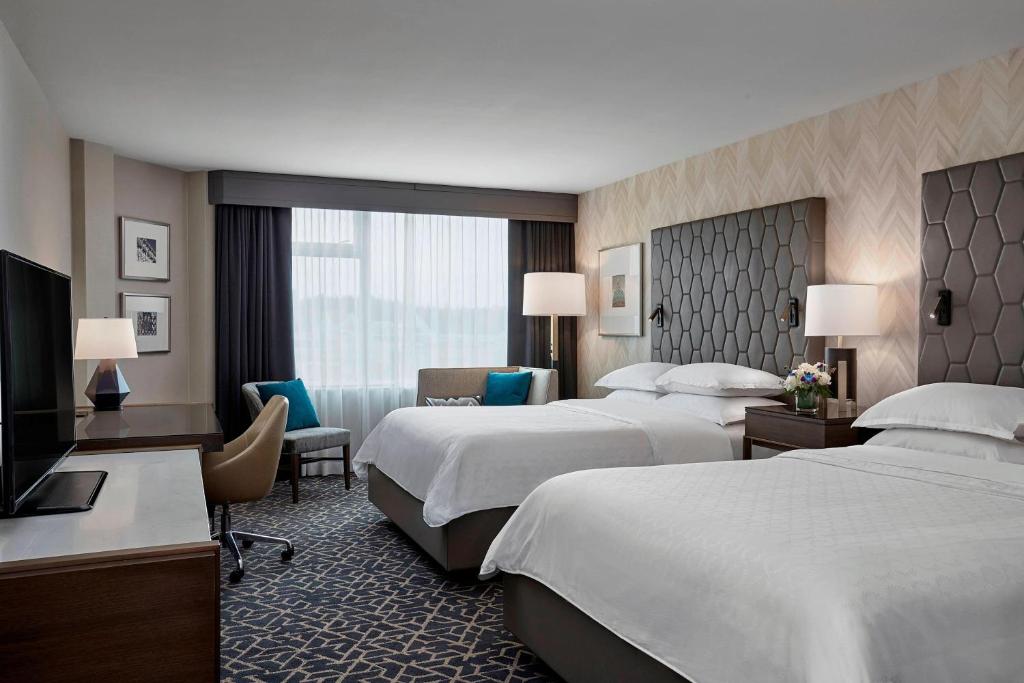 Postel nebo postele na pokoji v ubytování Sheraton Vancouver Guildford Hotel