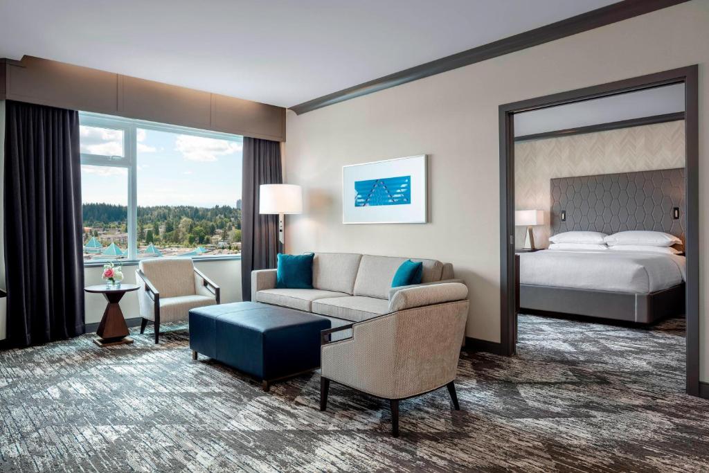 Postel nebo postele na pokoji v ubytování Sheraton Vancouver Guildford Hotel