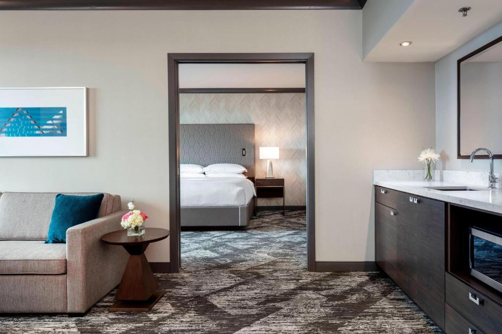 Postel nebo postele na pokoji v ubytování Sheraton Vancouver Guildford Hotel