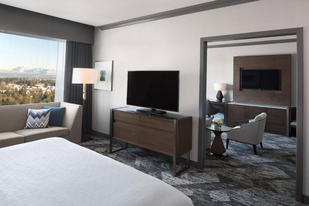 TV a/nebo společenská místnost v ubytování Sheraton Vancouver Guildford Hotel