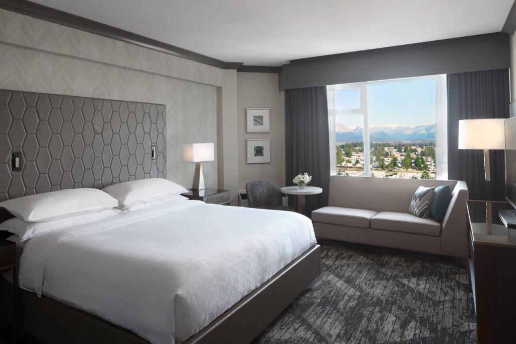 Postel nebo postele na pokoji v ubytování Sheraton Vancouver Guildford Hotel