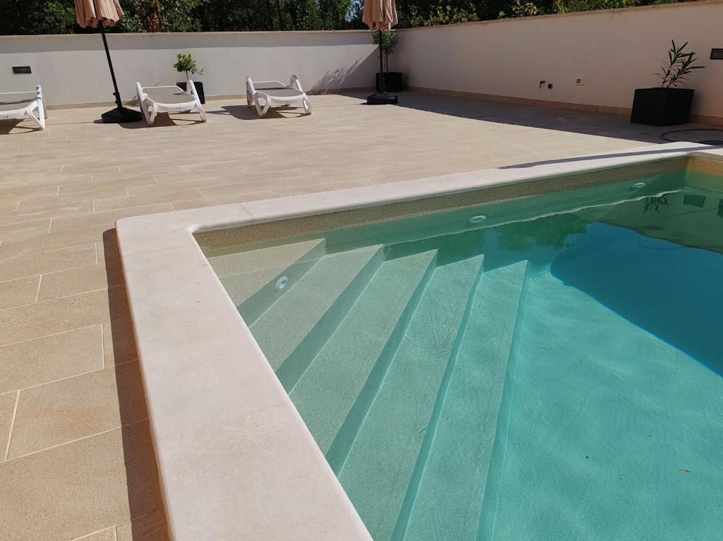 Bazén v ubytování Apartments Oleander Lovrečica-residence with pool nebo v jeho okolí