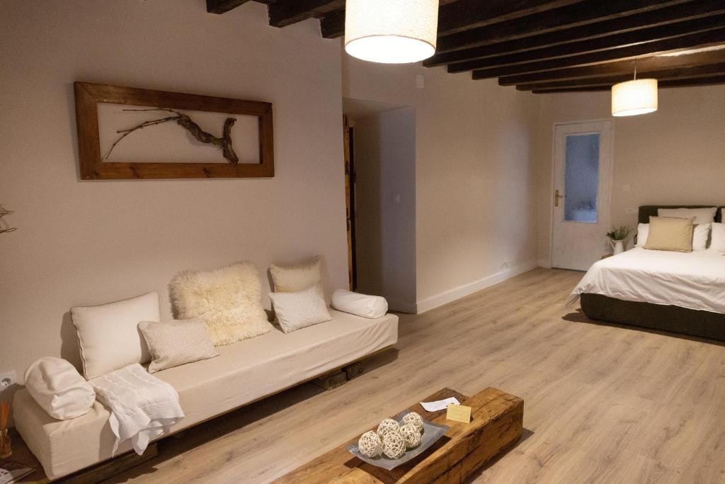 a living room with a couch and a bed at Casa Nicola in Toro