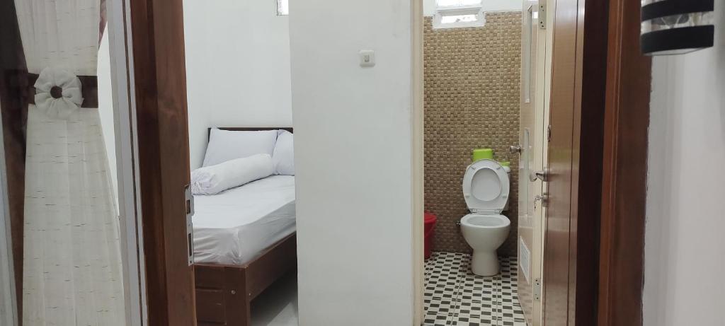 Koupelna v ubytování Harmony Resto&Homestay