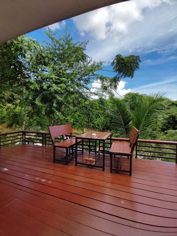 BAAN APA ERAWAN Resortにあるバルコニーまたはテラス