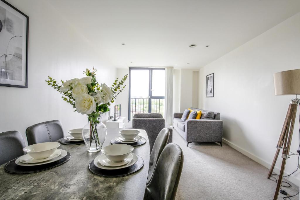 Excellent City Centre Apartment with Juliet balcony by BOLD Apartments