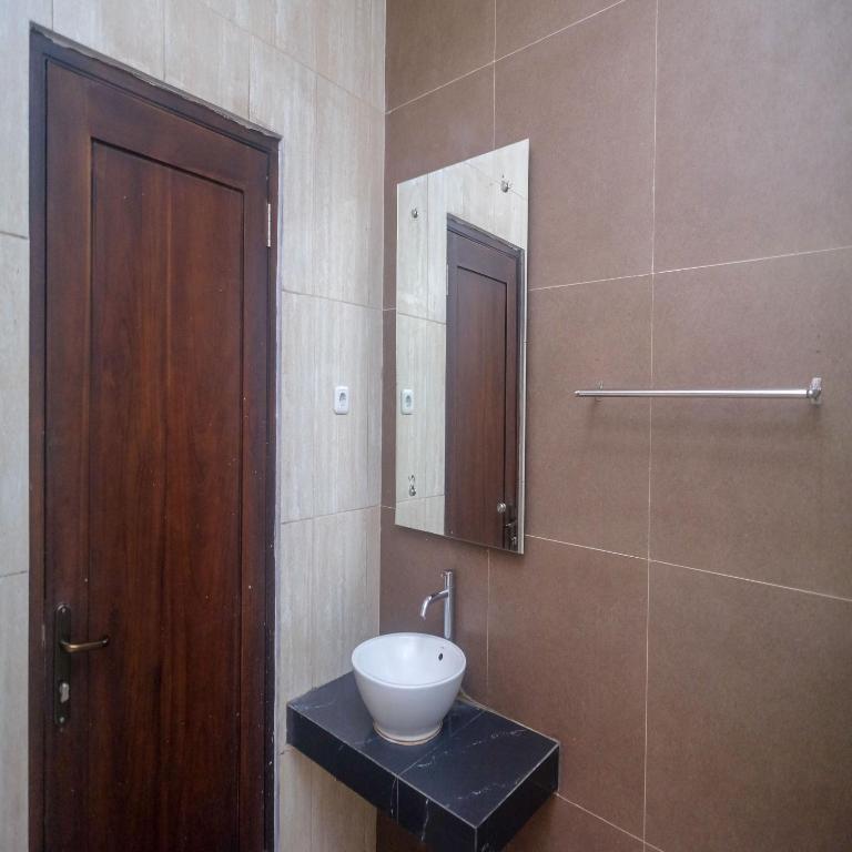 Koupelna v ubytování Sans Hotel Nagari Malioboro