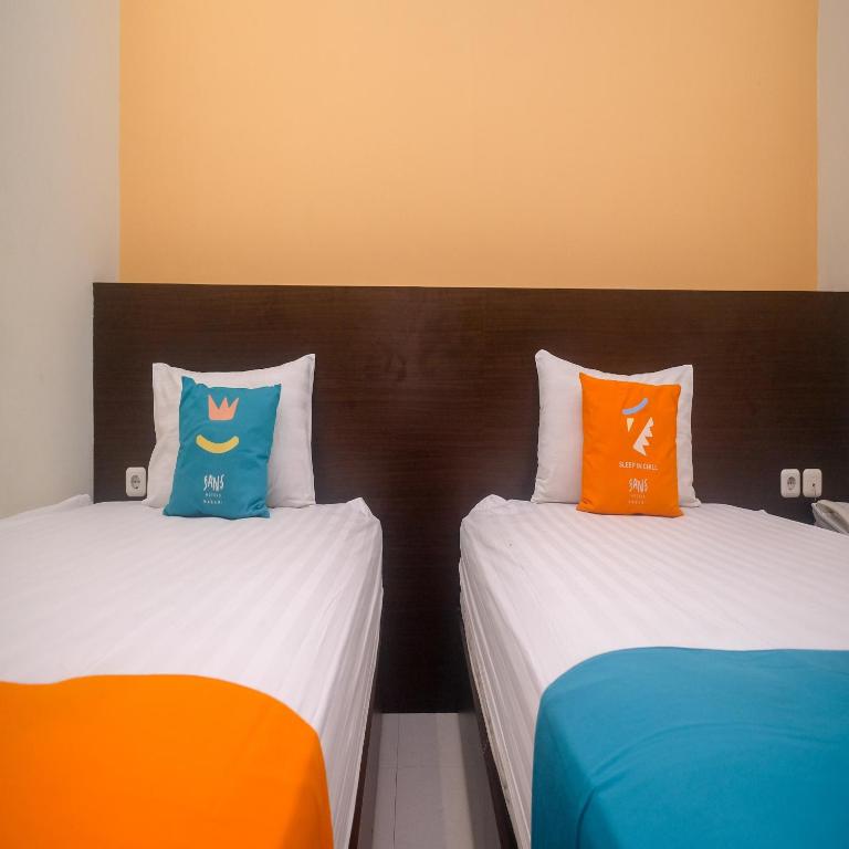 Postel nebo postele na pokoji v ubytování Sans Hotel Nagari Malioboro