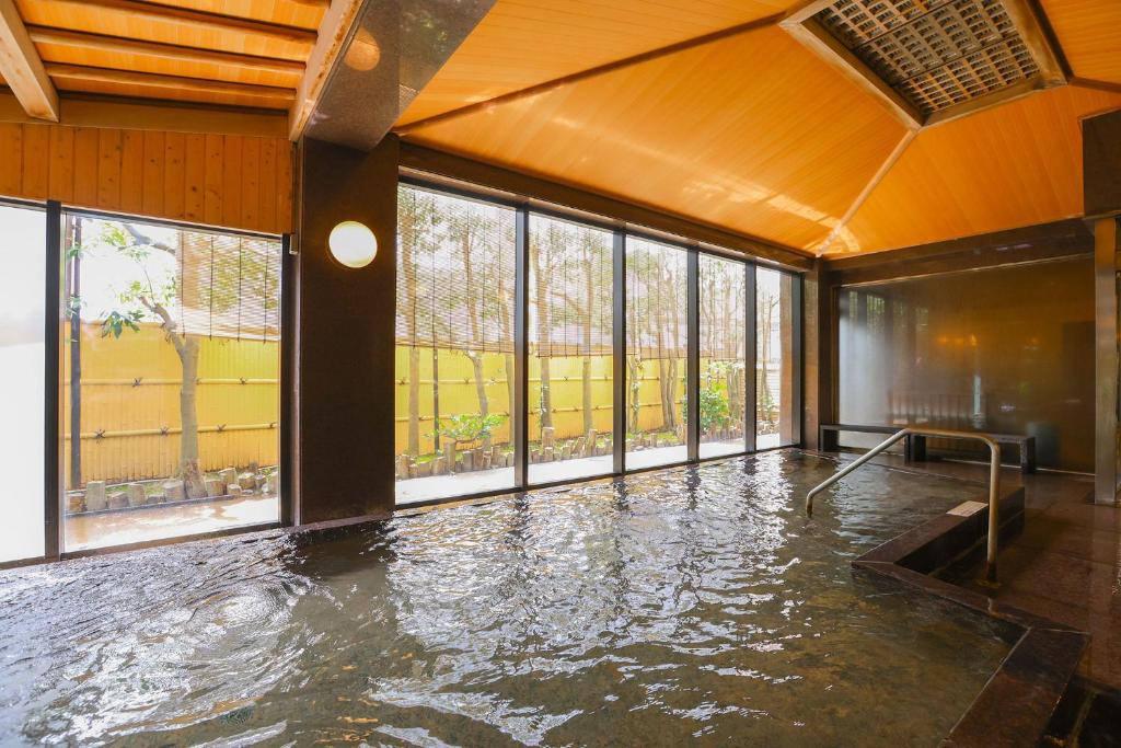 Bazén v ubytování Ooedo Onsen Monogatari Premium Atami nebo v jeho okolí