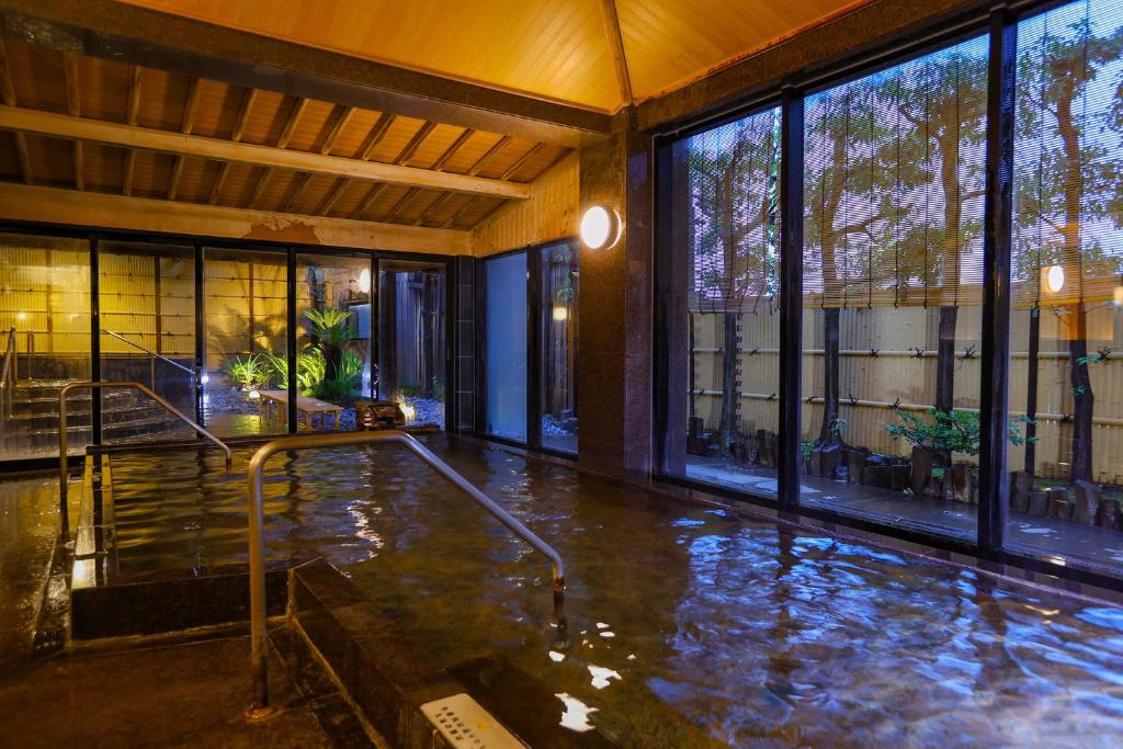 Bazén v ubytování Ooedo Onsen Monogatari Premium Atami nebo v jeho okolí