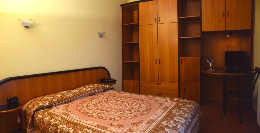 Łóżko lub łóżka w pokoju w obiekcie LH Albergo il Picchio