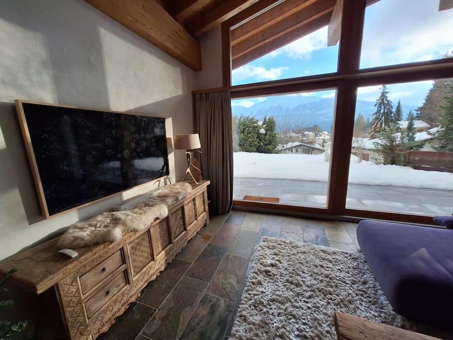 TV a/nebo společenská místnost v ubytování Luxury Chalet in Laax with Stunning Views