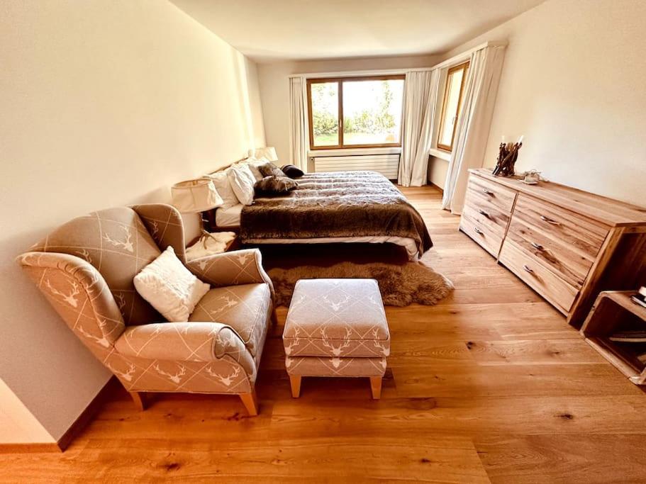 Posezení v ubytování Luxury Chalet in Laax with Stunning Views