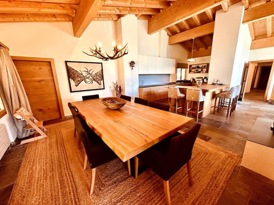 TV a/nebo společenská místnost v ubytování Luxury Chalet in Laax with Stunning Views