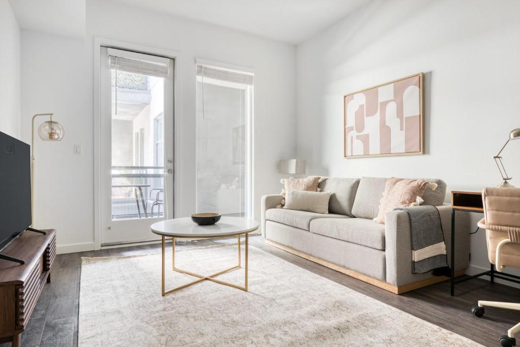 ロサンゼルスにあるWoodland Hills 2BR w Pool Gym nr Warner Center LAX-663のソファとテーブルのあるリビングルーム