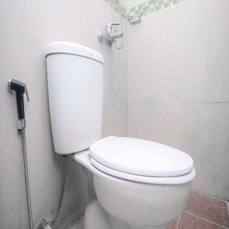 Un baño de RedDoorz Plus @ Timoho