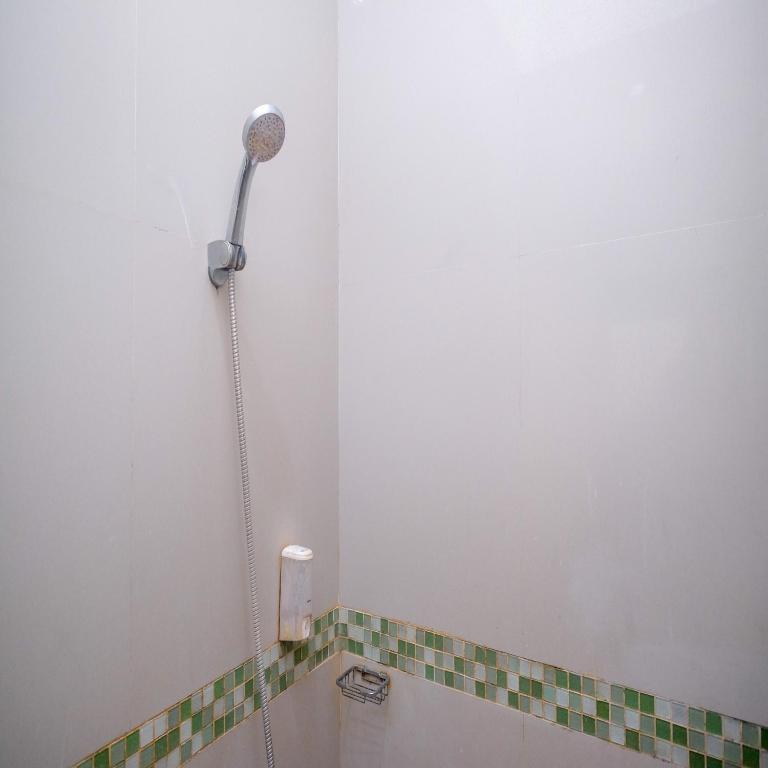 Un baño de RedDoorz Plus @ Timoho