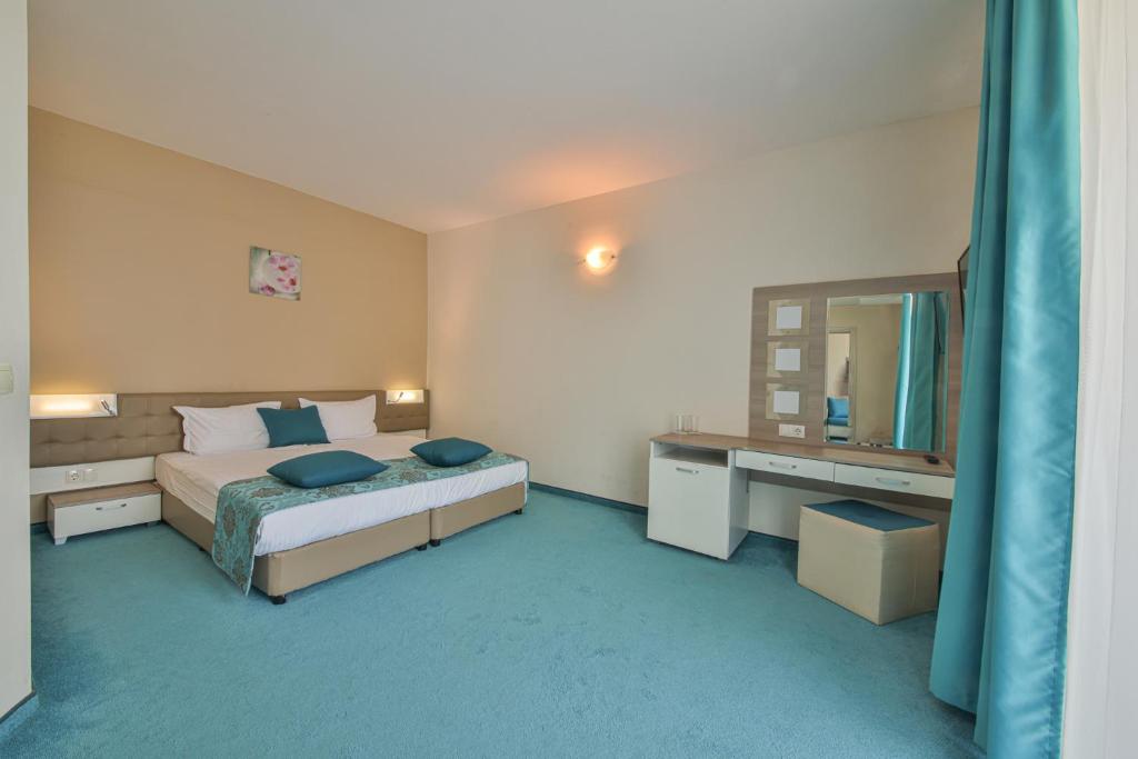 One-Bedroom Suite with Sea View