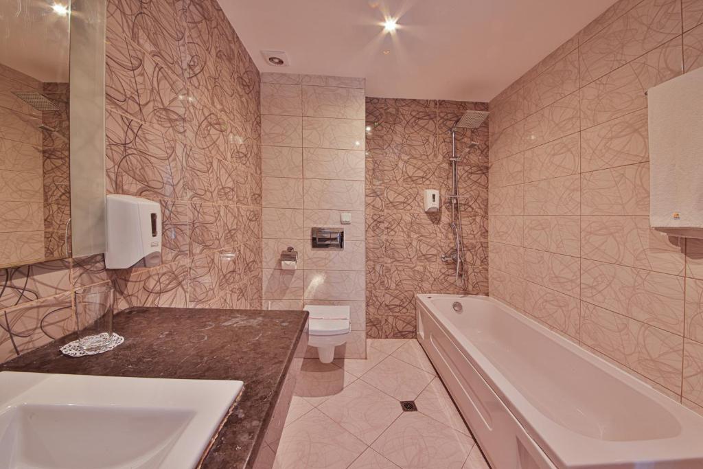 One-Bedroom Suite with Sea View