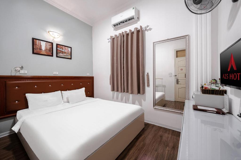 Postel nebo postele na pokoji v ubytování A25 Hotel - 185 Lò Đúc