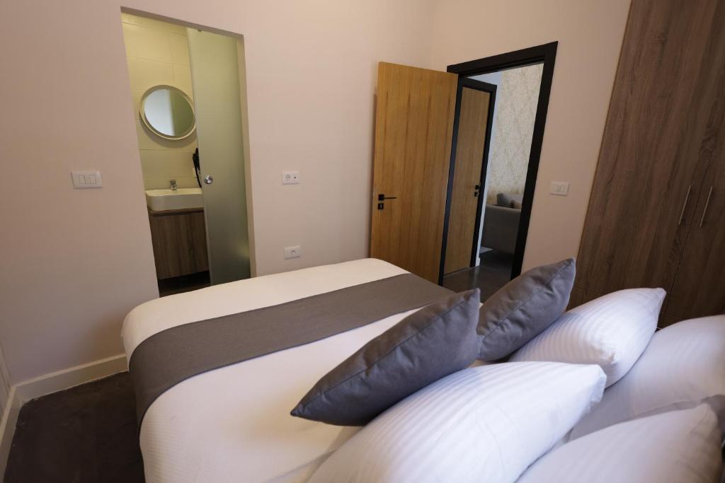 Postel nebo postele na pokoji v ubytování Comfy apart hotel