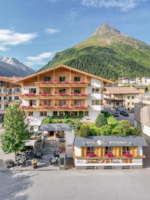 Nespecifikovaný výhled na hory nebo výhled na hory při pohledu z hotelu