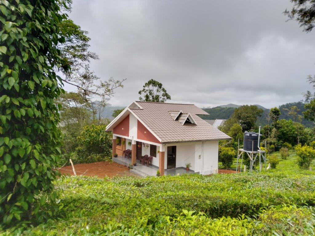 バガモンにあるSHI's Vagamon Hill Retreat- Private villa on Hillsの茶色の屋根の小さな白い家
