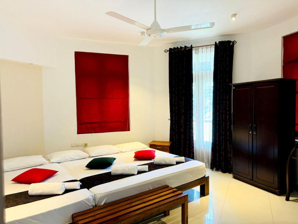 Postel nebo postele na pokoji v ubytování Rivorich Residence Kandy