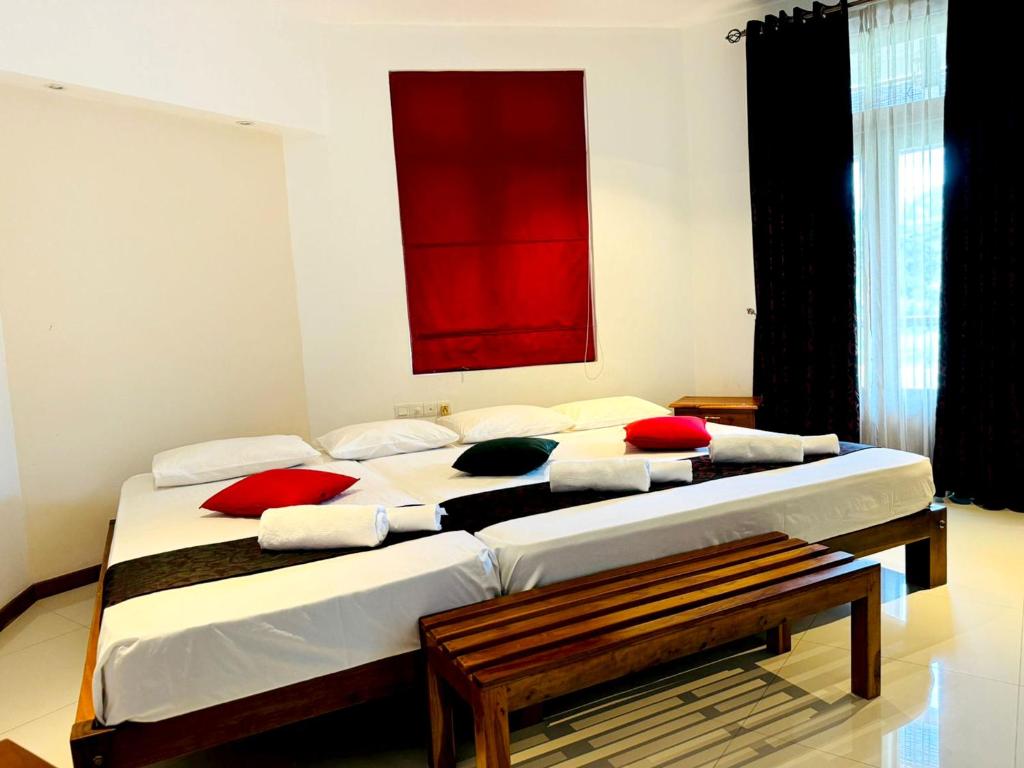 Postel nebo postele na pokoji v ubytování Rivorich Residence Kandy