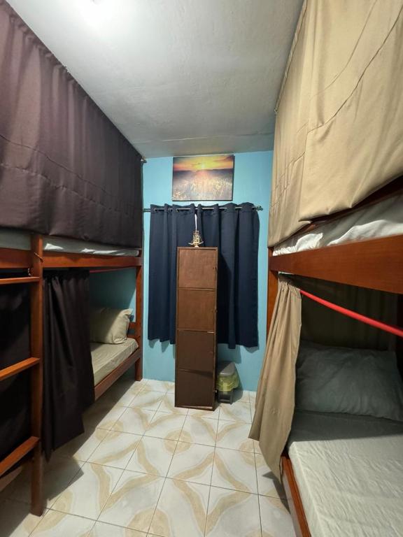 Katil atau katil-katil dalam bilik di Island Vibes Hostel