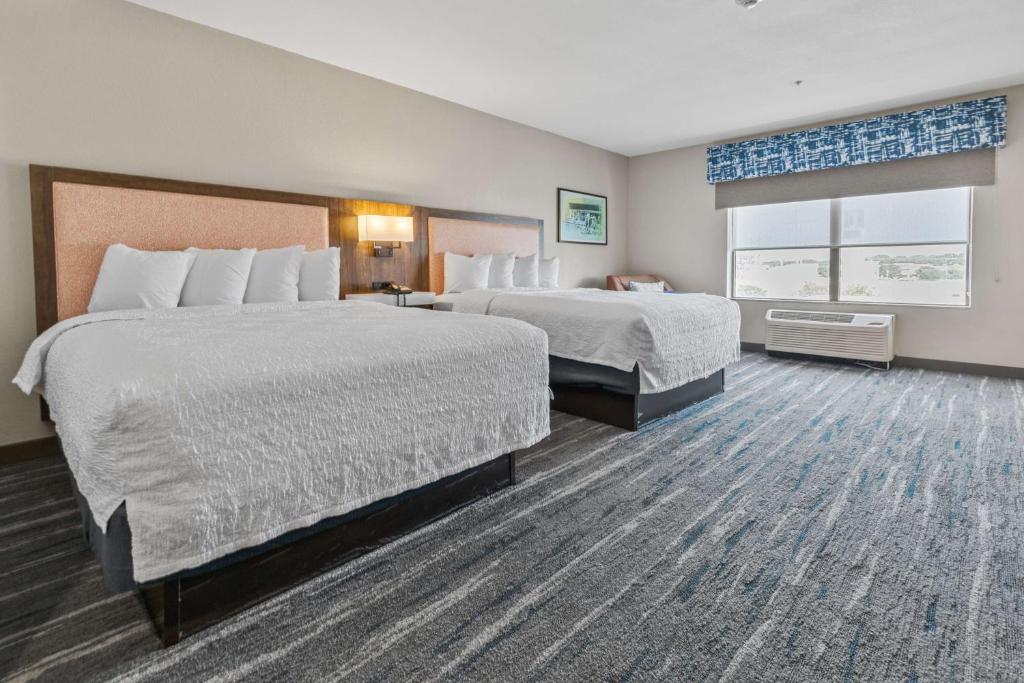 Postel nebo postele na pokoji v ubytování Hampton Inn & Suites Selma-San Antonio/Randolph AFB
