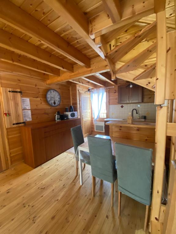 Fotografia z galérie ubytovania Chalet chaleureux l’hospitalet près l’andorre . v destinácii LʼHospitalet-près-lʼAndorre