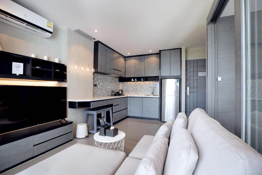 Køkken eller tekøkken på Urban Suite CTG B702 in a Gated Tropics Kamala Residence with 3 Pools & Gym