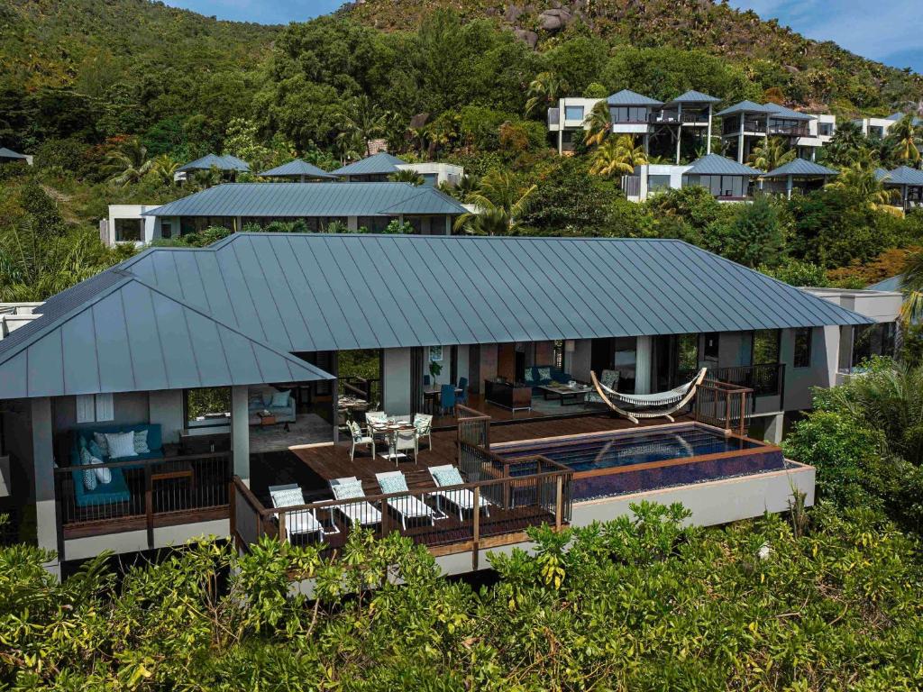 uma vista aérea de uma casa com piscina em Raffles Seychelles em Baie Sainte Anne