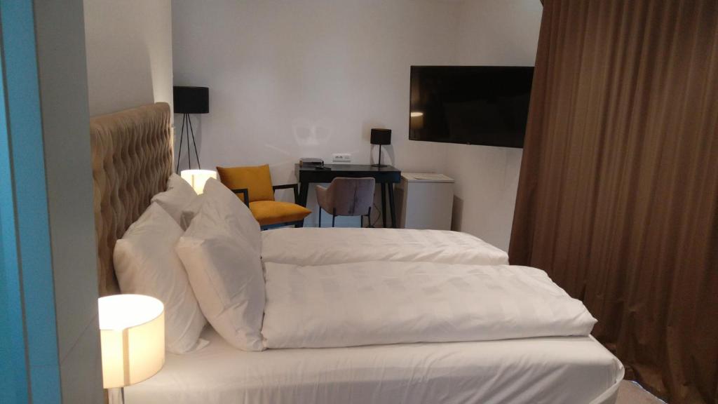 Hotel Oscar - Deluxe Double Room With Balcony