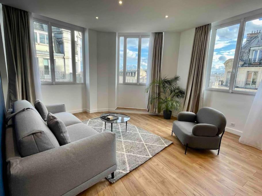un salon avec un canapé et une chaise dans l'établissement Bright newly renovated apt with AC, à Paris