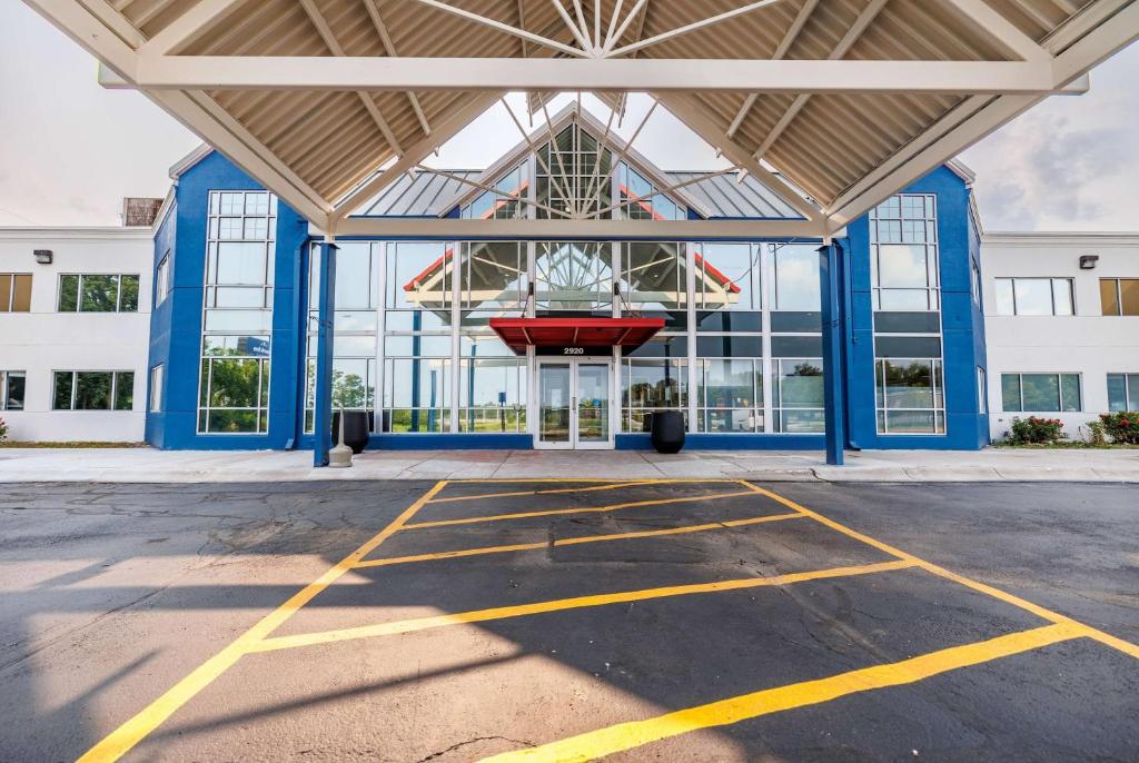 AmericInn by Wyndham Omaha Near Zoo - Housity
