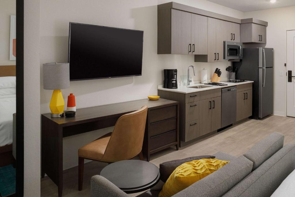 WaterWalk Extended Stay by Wyndham Jacksonville Deerwood Pk - Estudio De Estudio Accesible - Cama King