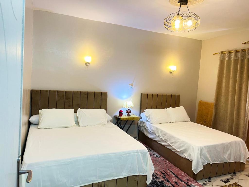 Postel nebo postele na pokoji v ubytování Savor The king pyramids hotel