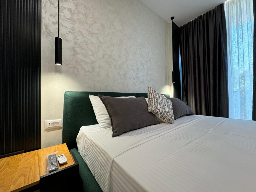 Postel nebo postele na pokoji v ubytování Twins Hotel Vlore