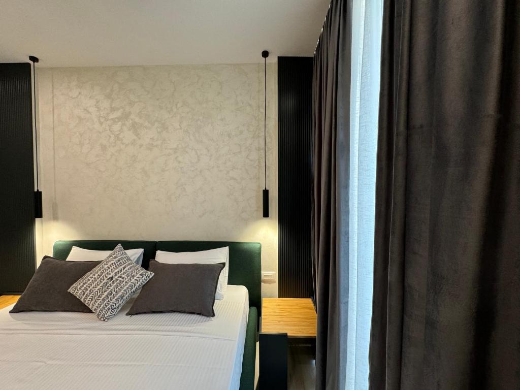 Postel nebo postele na pokoji v ubytování Twins Hotel Vlore
