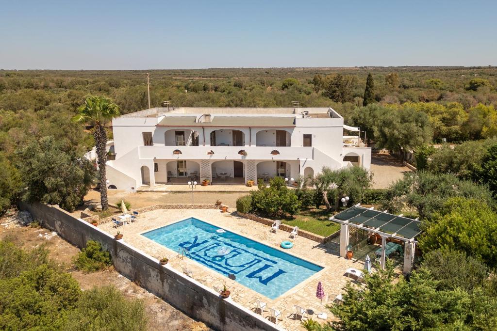an aerial view of a villa with a swimming pool at Marubium in Maruggio