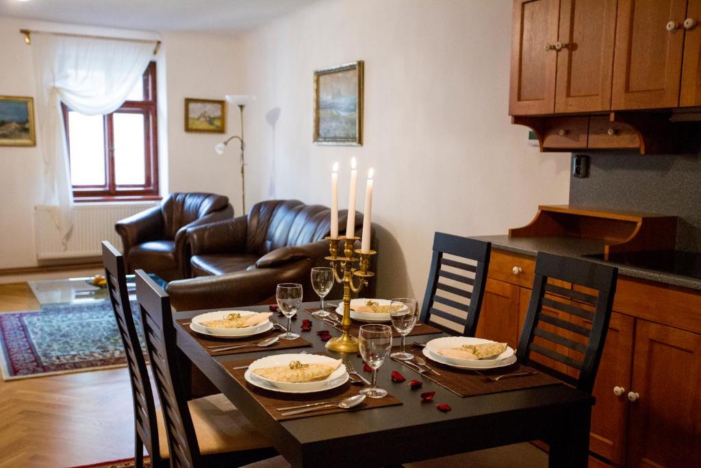 een eetkamer met een tafel met kaarsen erop bij Apartment Ztracená 8 in Olomouc
