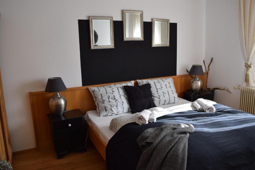 een slaapkamer met een bed met handdoeken erop bij 4 Elements Appartmenthaus Monarda in Flachau