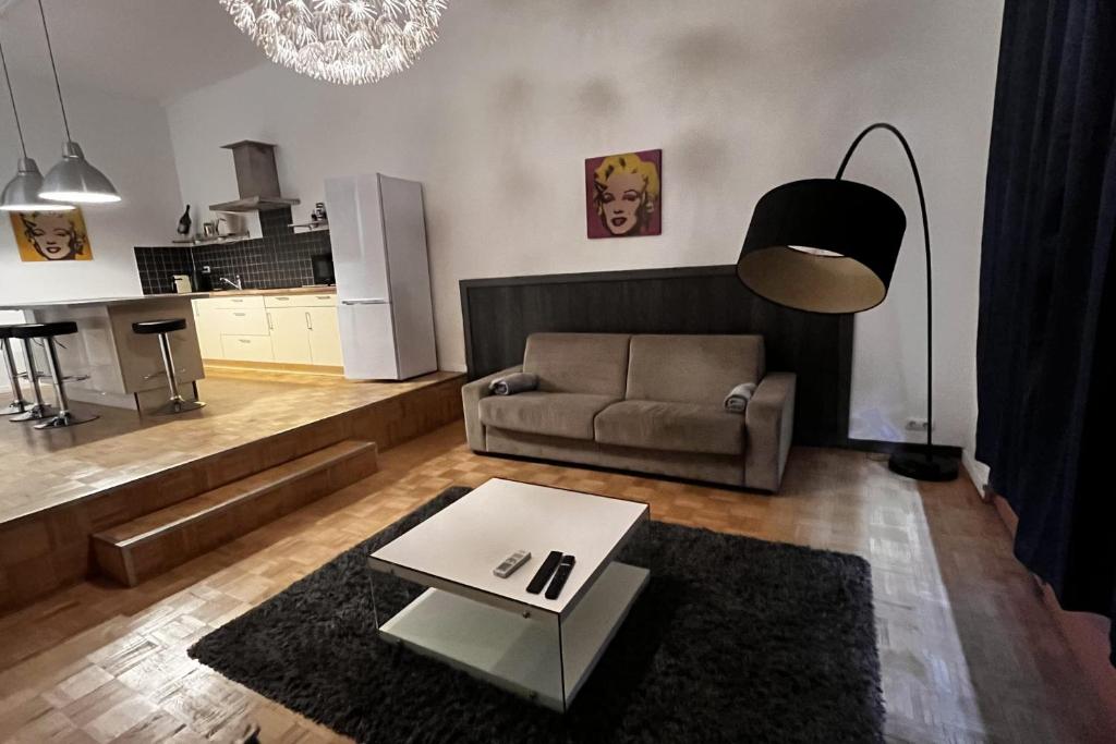 un salon avec un canapé et une table dans l'établissement Appartment near the Croisette in Cannes, à Cannes