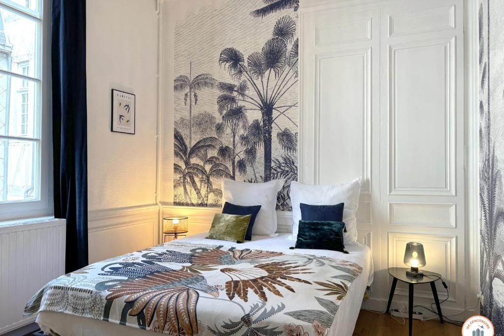 une chambre avec un lit avec un papier peint tropical dans l'établissement Le Jeanne d'Arc - 4pers Pl du Vieux Marché, à Rouen