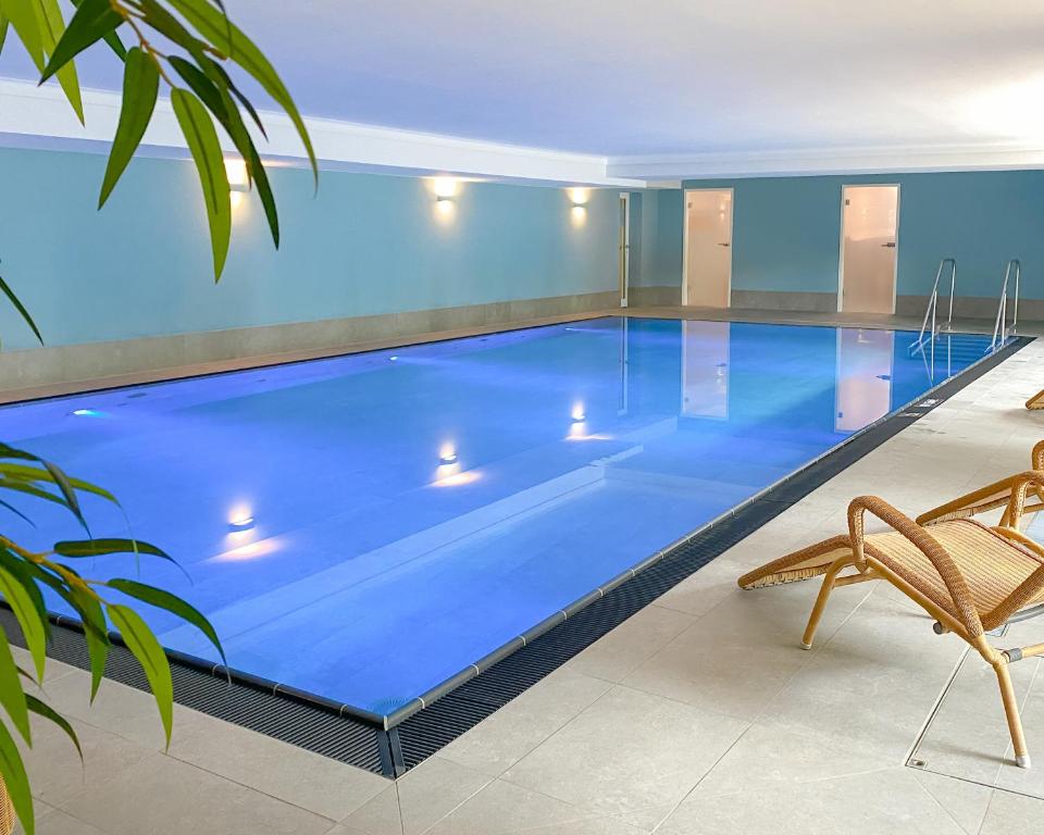 Bazén v ubytování Appartement-Hotel Timmendorfer Strand nebo v jeho okolí