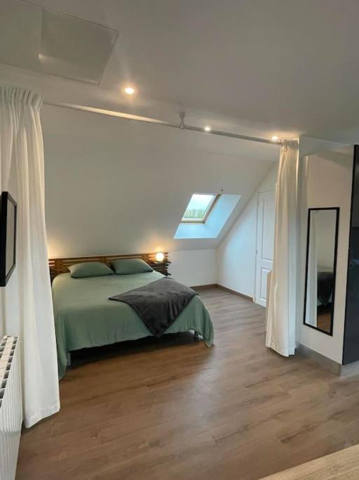 une chambre avec un lit et une fenêtre dans l'établissement breizh sweet home, à Treffendel
